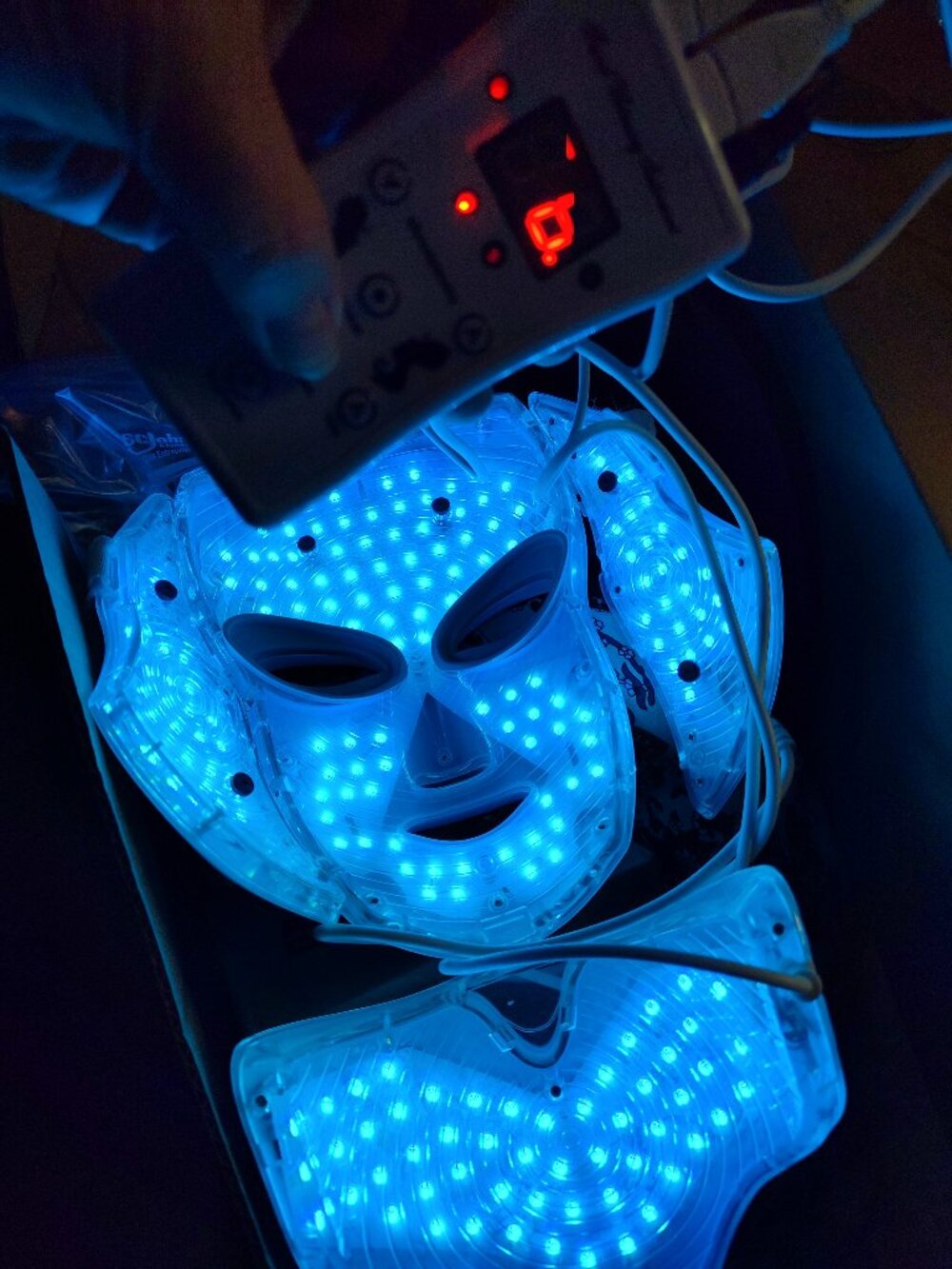 Nutriskin LED Red Light Facial and Neck Mask Light Therapy Device - Picture 5 of 10